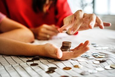Financer ses travaux : couple qui compte son argent Financer ses travaux : couple qui compte son argent