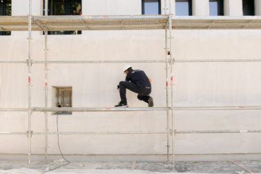 Isolation des murs par l'exterieur pose d'un materiau isolant